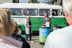 Groene bus start tour door Apeldoorn in Ugchelen