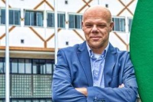 Stip op de horizon met de gemeente in beeld